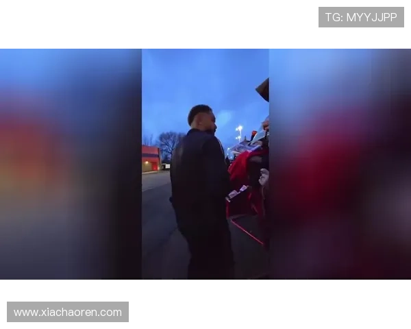 库尼亚赛后签名让子代劳暖心幕 库尼亚赛后签名让子代劳暖心幕